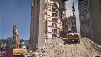 Photo of foto, video | Au fost reluate lucrările de demolare a blocului de la Otaci. Peste 20 de muncitori lucrează la fața locului