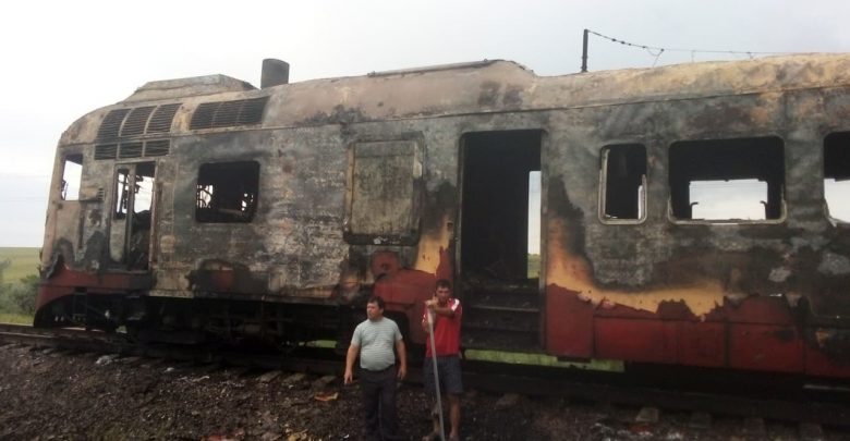 Photo of foto | Trenul de pe ruta Ungheni-Bălți a ars aseară aproape în totalitate. Două persoane, transportate la spital după ce s-ar fi intoxicat cu fum