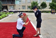 Photo of foto | Nu și-a putut stăpâni emoțiile. O tânără, proaspătă polițistă de frontieră, a fost cerută de soție la înmânarea diplomelor de absolvire