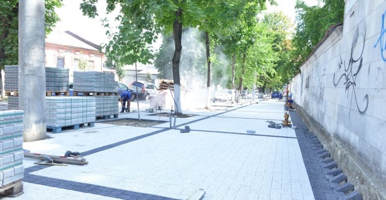 Photo of foto | A început reabilitarea centrului istoric pietonal de pe tronsonul străzilor Kogălniceanu – Șciusev. Ce lucrări se desfășoară pe șantier?