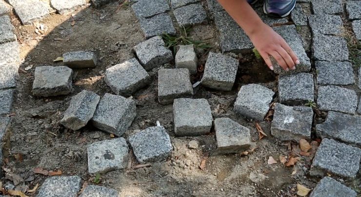 Photo of foto | Se înmulțesc gropile pe strada pietonală Eugen Doga. Chirtoacă: Este lăsată de izbeliște de doi ani, la fel ca Valea Morilor