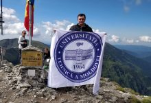 Photo of foto | A cucerit ingineria, dar și „Everestul României”. Un profesor a arborat drapelul UTM pe cel mai înalt vârf muntos de peste Prut