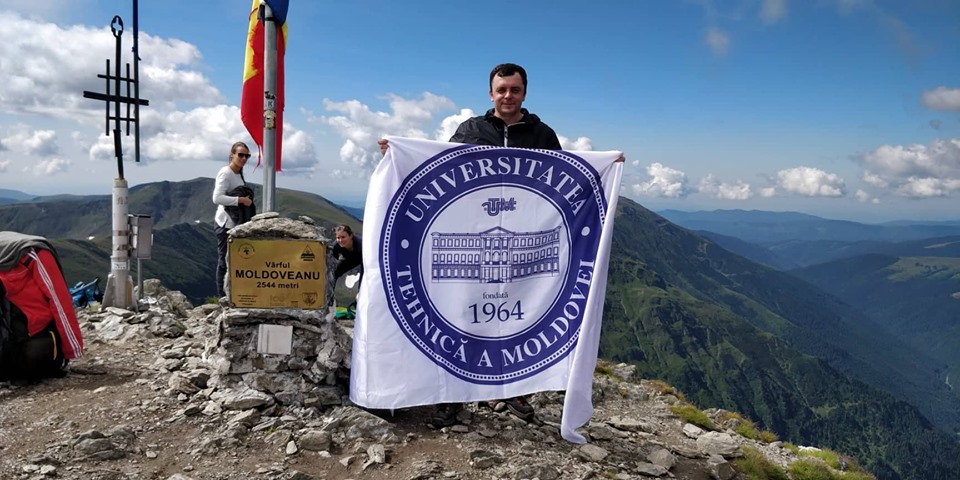 Photo of foto | A cucerit ingineria, dar și „Everestul României”. Un profesor a arborat drapelul UTM pe cel mai înalt vârf muntos de peste Prut