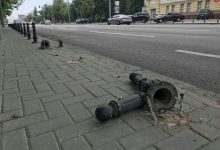 Photo of foto | Accident în sectorul Centru: Un șofer ar fi pierdut controlul volanului, doborând pilonii anti-parcare de pe o stradă din capitală