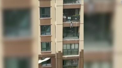 Photo of video | L-au salvat cu o pătură: Mai mulți oameni din China au reușit să prindă un copil de 3 ani, care cădea în gol de la etajul șase