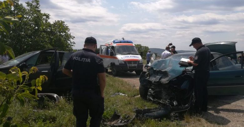 Photo of foto, video | Două mașini s-au lovit violent la Sîngerei. Șase persoane, printre care doi minori, transportate la spital