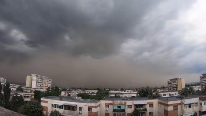 Photo of video | Zici că e o furtună din Egipt. La sudul Moldovei vântul puternic a ridicat nisipul la zeci de metri înălțime