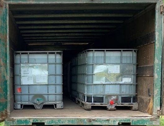 Photo of video | Captură impresionantă la Briceni: Polițiștii au descoperit 10 tone de alcool etilic, care urma să fie vândut ilegal în Ucraina