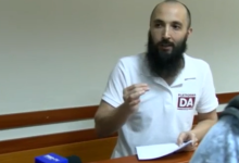 Photo of video | Femeia care ar fi fost agresată sexual de Gheorghe Petic a venit pentru prima dată la judecată. Avocații spun că aceasta s-ar fi încurcat în declarații