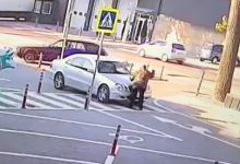 Photo of video | Scene violente în parcarea unui centru comercial din municipiu. Un paznic, luat la pumni de un șofer nemulțumit 