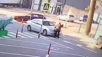 Photo of video | Scene violente în parcarea unui centru comercial din municipiu. Un paznic, luat la pumni de un șofer nemulțumit 