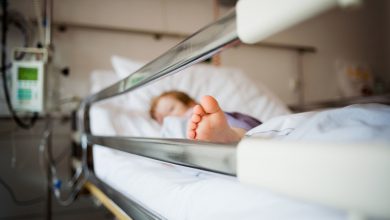 Photo of Un copil a ajuns la spital cu comoție după ce ar fi fost agresat de un bărbat. Acesta s-ar fi înfuriat că băiețelul i-a lovit fiul cu mingea