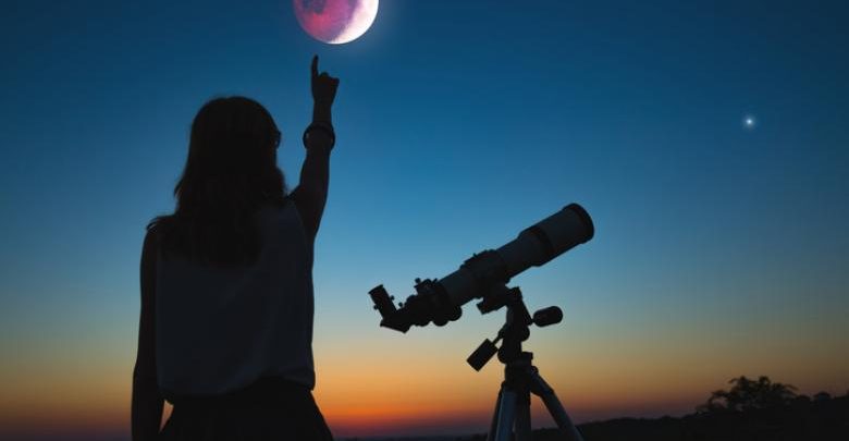 Photo of Spectacol pe cer în această seară! La ce oră vom putea vedea eclipsa de lună?