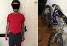 Photo of video | Ar fi decis că o poate „împrumuta” fără permisiune. Un bărbat, surprins cum sustrage o bicicletă din fața unui magazin