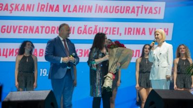 Photo of video | Au felicitat-o autoritățile de la Chișinău, iar Sofia Rotaru i-a cântat. Irina Vlah, învestită în funcția de bașcană a Găgăuziei