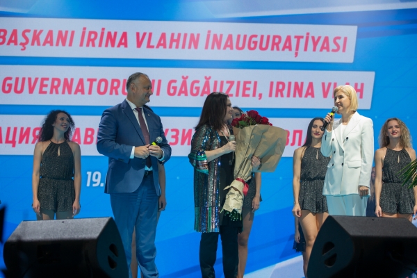 Photo of video | Au felicitat-o autoritățile de la Chișinău, iar Sofia Rotaru i-a cântat. Irina Vlah, învestită în funcția de bașcană a Găgăuziei