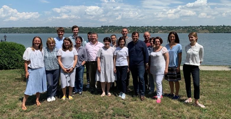 Photo of În loc de birou – iarbă verde. Miniştrii moldoveni s-au adunat pe malul unui lac pentru a discuta problemele ţării