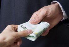 Photo of Ar fi promis acte false contra sumei de 3000 de euro. Un avocat din Chişinău, reţinut de CNA şi PA pentru mită