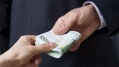 Photo of Ar fi promis acte false contra sumei de 3000 de euro. Un avocat din Chişinău, reţinut de CNA şi PA pentru mită