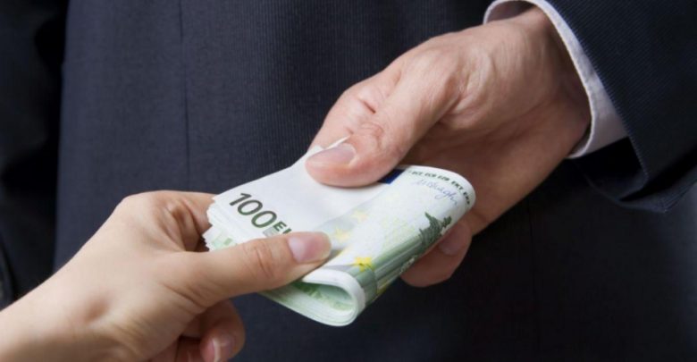 Photo of Ar fi promis acte false contra sumei de 3000 de euro. Un avocat din Chişinău, reţinut de CNA şi PA pentru mită