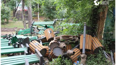 Photo of foto | Imagini ca după război într-un parc din capitală. Băncile și coșurile de gunoi, aruncate una peste alta