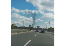 Photo of video | Un acoperiș, cuprins de flăcări la Botanica. Două autospeciale au fost îndreptate la fața locului