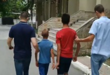 Photo of video | „Afaceriști” de la o vârstă fragedă. Doi adolescenți i-ar fi furat smartphone-ul unui copil de 10 ani, după care l-au vândut