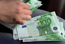 Photo of Directorul unei piețe din capitală, reținut pentru luare de mită. I-ar fi cerut 8000 de euro unui bărbat pentru a-l angaja ca pădurar