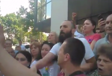 Photo of video | Gheorghe Petic protestează în fața Curții de Apel, împreună cu zeci de susținători: Eu în pușcărie nu mă întorc!