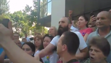 Photo of video | Gheorghe Petic protestează în fața Curții de Apel, împreună cu zeci de susținători: Eu în pușcărie nu mă întorc!