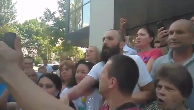 Photo of video | Gheorghe Petic protestează în fața Curții de Apel, împreună cu zeci de susținători: Eu în pușcărie nu mă întorc!