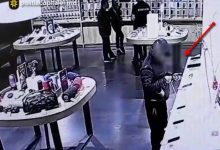 Photo of video | A riscat, dar degeaba. Un bărbat a șterpelit dintr-un magazin un iPhone de ultimă generație, iar acum riscă 4 ani de închisoare