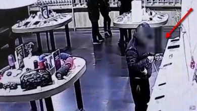 Photo of video | A riscat, dar degeaba. Un bărbat a șterpelit dintr-un magazin un iPhone de ultimă generație, iar acum riscă 4 ani de închisoare