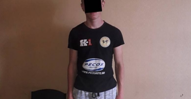 Photo of video | L-ar fi stropit cu gaz lacrimogen pentru a-i sustrage telefonul. Un tânăr suspectat de jaf, reținut de poliție