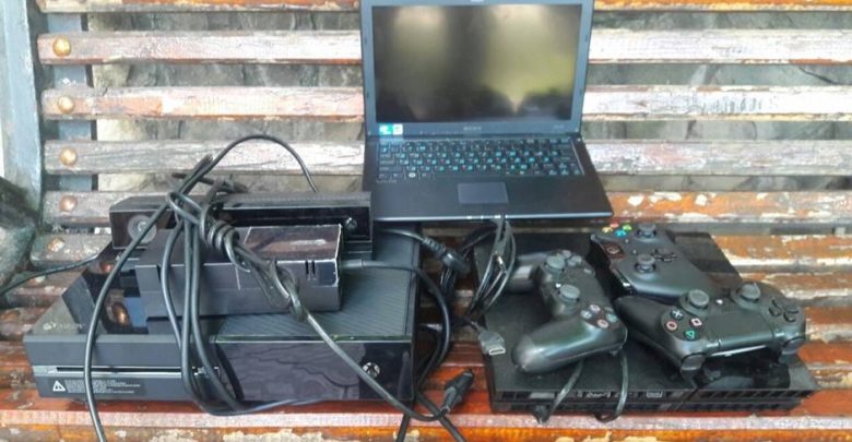 Photo of video | Ar fi intrat pe geam cu mâinile goale, dar ar fi ieșit cu PlayStation, Xbox și telefon. Un tânăr de 25 de ani, reținut de polițiști