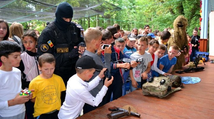Photo of foto | Au aflat despre securitate și consecințele terorismului. Copiii de la tabere, învățați de ofiţerii SIS cum să procedeze când sunt în pericol