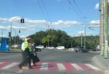 Photo of foto | E o normalitate, dar în Moldova mai rar se întâmplă. Un polițist, surprins în timp ce ajută doi bătrâni să traverseze strada
