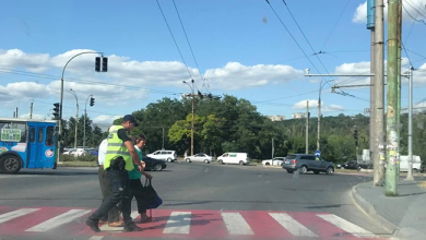 Photo of foto | E o normalitate, dar în Moldova mai rar se întâmplă. Un polițist, surprins în timp ce ajută doi bătrâni să traverseze strada