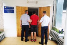 Photo of video | Bărbatul care a intrat ilegal în Moldova, forțând un geam de la aeroport, a fost reținut. Ce pedeapsă riscă pentru isprava sa?