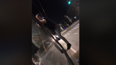 Photo of video | Spider-Man de Moldova. Un pasager a ieșit prin geam dintr-un troleibuz în capitală