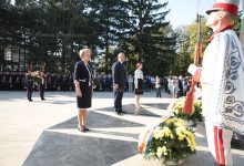 Photo of video | Ziua Independenței: Președintele țării, prim-ministra și speakerul Parlamentului au depus flori la monumentul „Maica îndurerată”