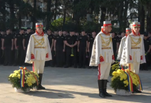 Photo of Depunerea de flori la monumentul „Maica Îndurerată” nu a trecut fără incidente. Un soldat din Garda de Onoare a leșinat