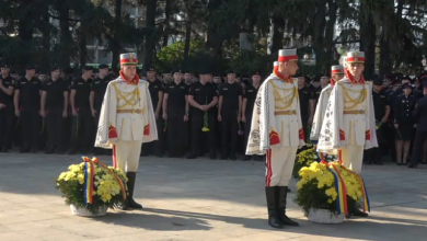 Photo of Depunerea de flori la monumentul „Maica Îndurerată” nu a trecut fără incidente. Un soldat din Garda de Onoare a leșinat