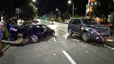 Photo of foto | Impact violent, noaptea trecută, pe bd. Ștefan cel Mare. Trei persoane au ajuns la spital după ce două mașini s-au ciocnit 