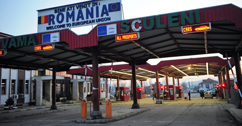 Photo of S-au pornit peste hotare, dar au fost opriți de vameșii români. Doi moldoveni, reținuți cu acte false la Sculeni