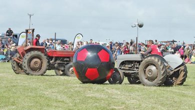 Photo of video | Când credeai că nu mai e loc de idei noi: Unii fermieri din Marea Britanie joacă un altfel de fotbal – cu tractoarele