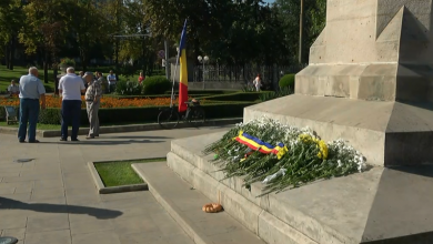 Photo of live | În straie naționale și cu dragoste pentru limba română: Oficialii depun flori la monumentul lui Ștefan cel Mare și Sfânt
