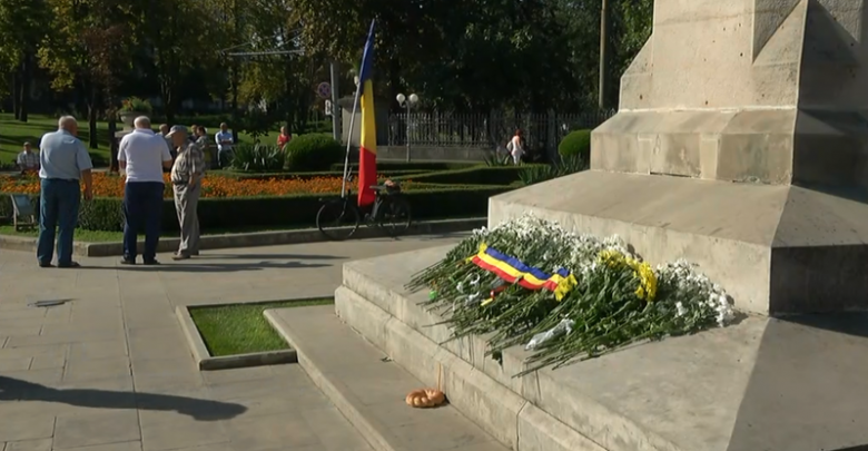 Photo of live | În straie naționale și cu dragoste pentru limba română: Oficialii depun flori la monumentul lui Ștefan cel Mare și Sfânt