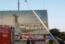 Photo of video | 6 pompieri – eroii unui porumbel. Mai mulți bălțeni au asistat la salvarea unei păsări blocate între firele electrice