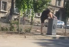 Photo of video | Efectul caniculei sau lipsă de educație? Un trecător, surprins în timp ce își spală picioarele într-o cișmea din capitală